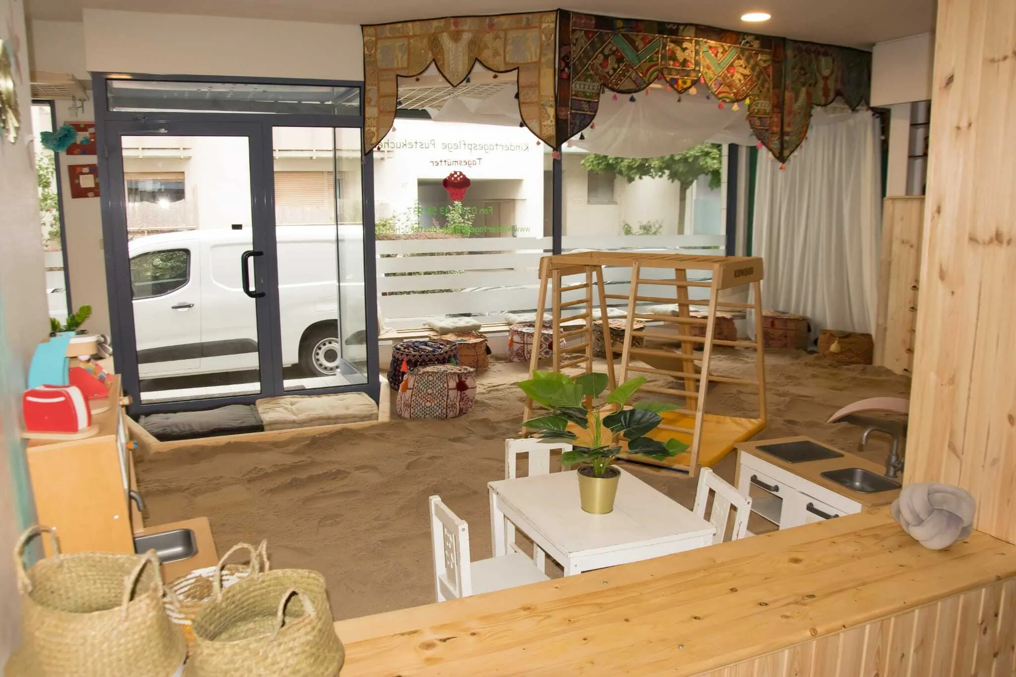 Der große Indoorsandkasten mit Geräten und Spielzeug Der große Indoorsandkasten mit Geräten und Spielzeug