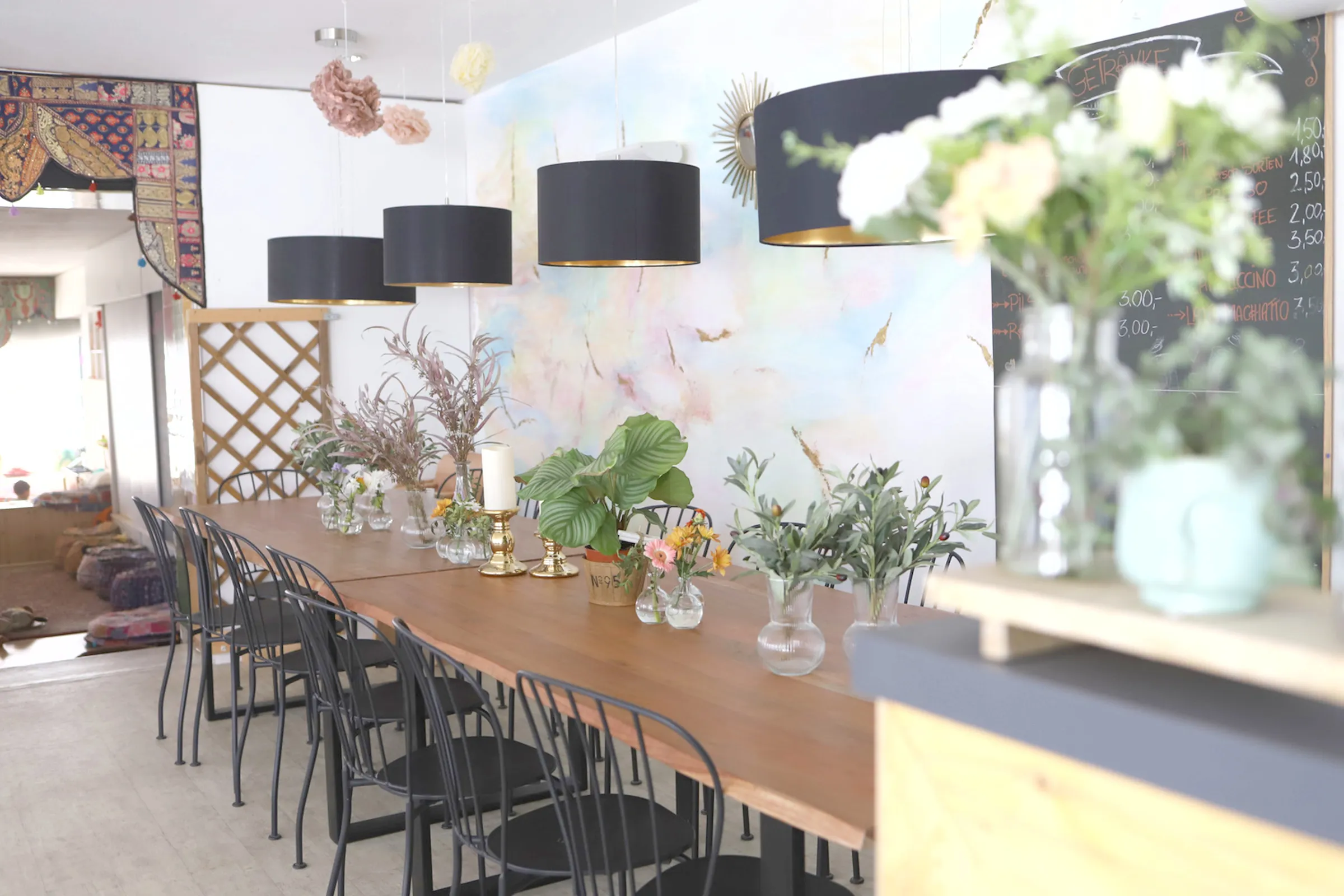 Langer Tisch im Gesellschaftsraum mit Blick zum Indoorsandkasten Langer Tisch im Gesellschaftsraum mit Blick zum Indoorsandkasten