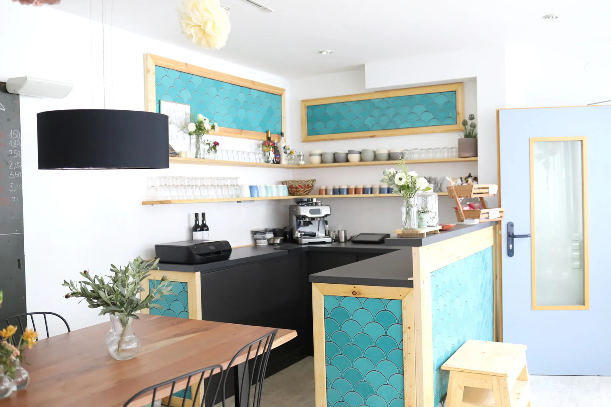 Im Gesellschaftsraum eine kleine Kaffe- und Getränke-Bar Im Gesellschaftsraum eine kleine Kaffe- und Getränke-Bar