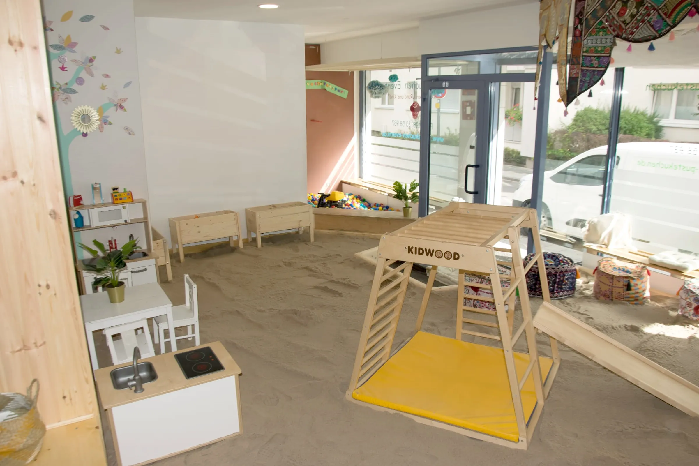 Der große Indoor-Sandspielplatz mit Spielgeräten Der große Indoor-Sandspielplatz mit Spielgeräten